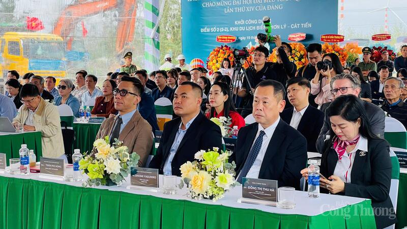 Các đại biểu tham dự lễ khởi công. Ảnh: Duy Tín