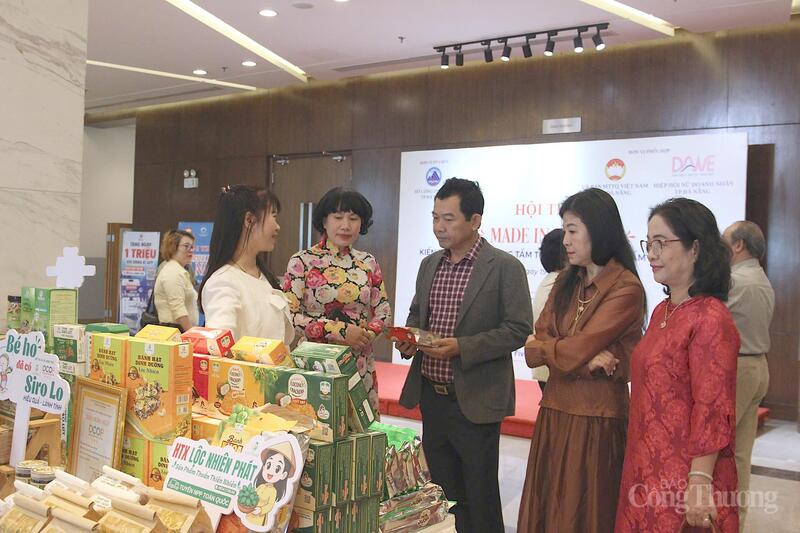 Các đại biểu tham quan, tìm hiểu các sản phẩm Đà Nẵng được trưng bày trong khuôn khổ hội thảo.