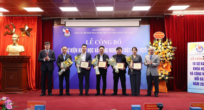 Trao chứng nhận 10 sự kiện khoa học và công nghệ nổi bật năm 2025 cho đại diện các cơ quan, đơn vị, tổ chức, cá nhân