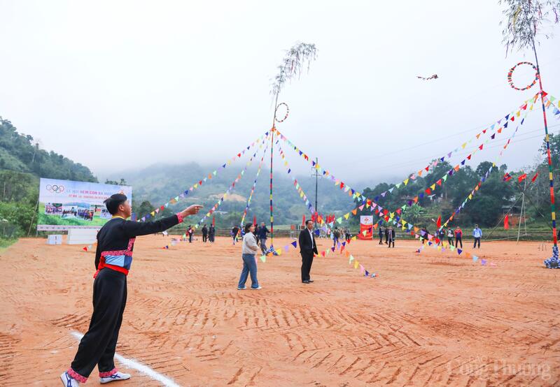 Trong ngày 19/12 lễ hội Ném còn diễn ra sôi động.