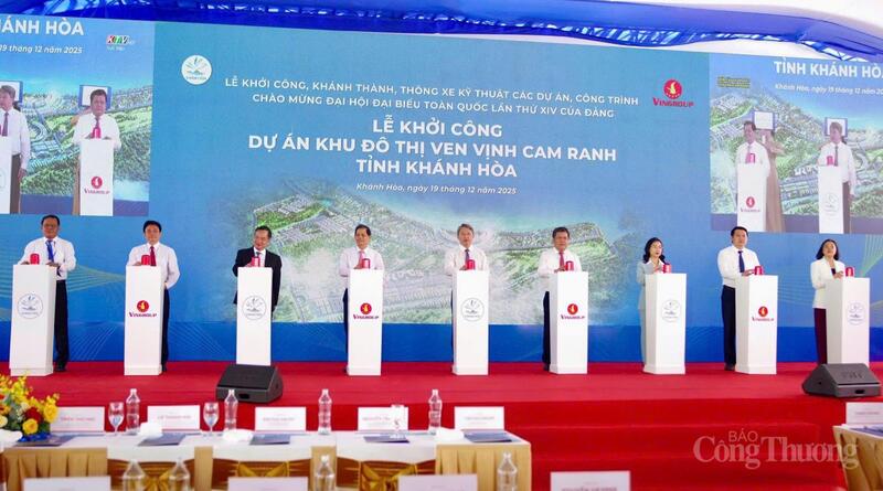 Các đại biểu thực hiện nghi thức nhấn nút khởi công Dự án Khu đô thị ven vịnh Cam Ranh, tỉnh Khánh Hòa. Ảnh: Lê Sơn