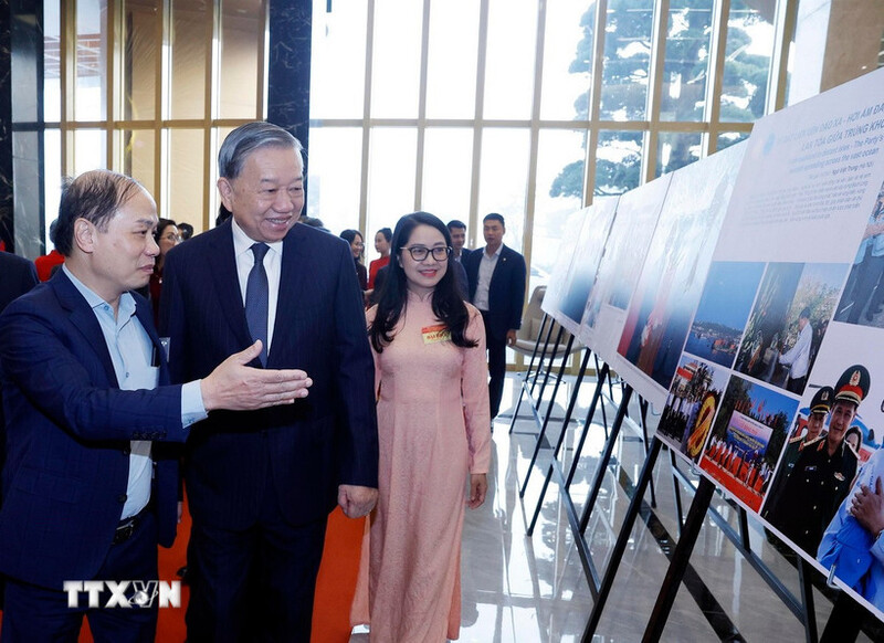 Tổng Bí thư Tô Lâm tham quan Trưng bày ảnh các hoạt động tiêu biểu của ngành Tuyên giáo và Dân vận năm 2025 do Thông tấn xã Việt Nam thực hiện. Ảnh: TTXVN