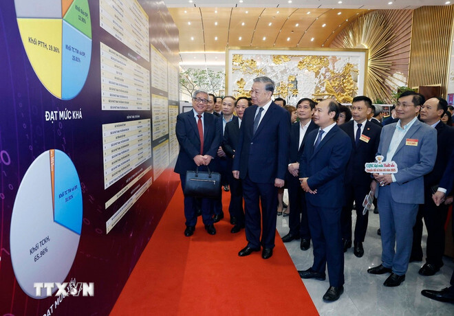 Tổng Bí thư Tô Lâm tham quan không gian trưng bày thành tựu chuyển đổi số trong báo chí. Ảnh: TTXVN