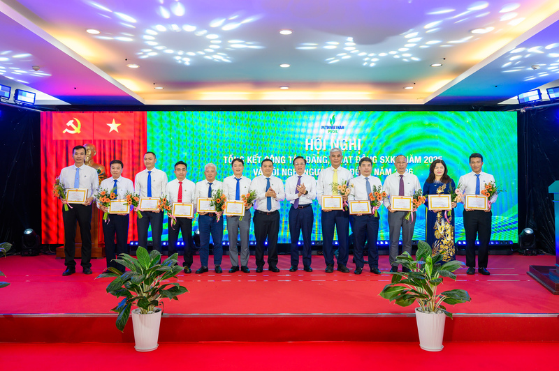Đồng chí Bùi Minh Tiến - Uỷ viên Ban Thường vụ Đảng ủy, Thành viên Hội đồng thành viên Petrovietnam và đồng chí Nguyễn Đăng Trình - Phó Bí thư Đảng ủy, Tổng Giám đốc PVOIL trao giấy khen cho đại diện các tập thể thuộc PVOIL. Ảnh: PVOIL