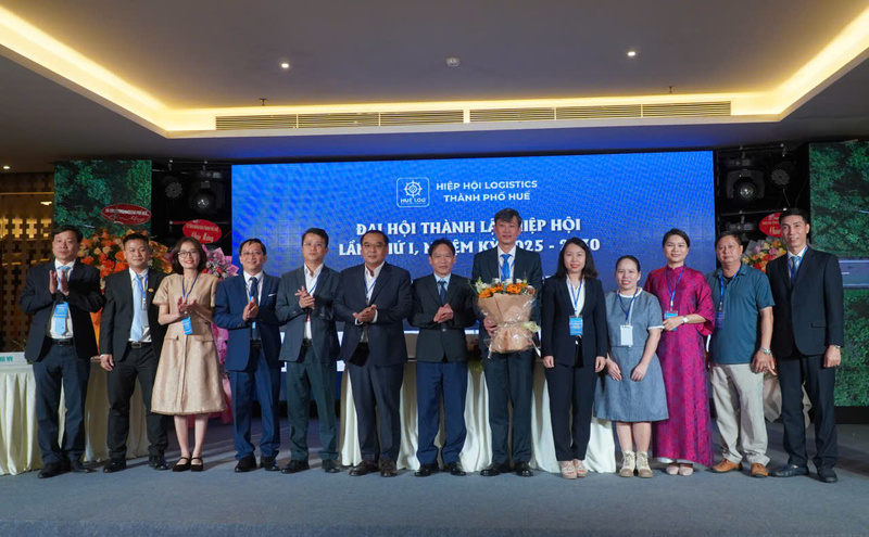 Ra mắt Ban chấp hành Hiệp hội Logistic thành phố Huế nhiệm kỳ 2025 - 2030. Ảnh: Nguyễn Tuấn.