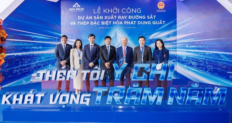 Lãnh đạo Tập đoàn Hòa Phát và đại biểu chụp ảnh lưu niệm tại lễ khởi công