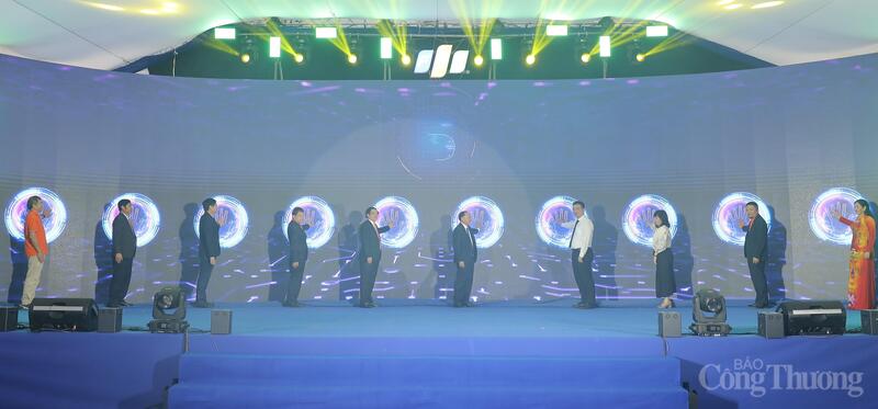 Các đại biểu thực hiện nghi thức khởi công dự án.