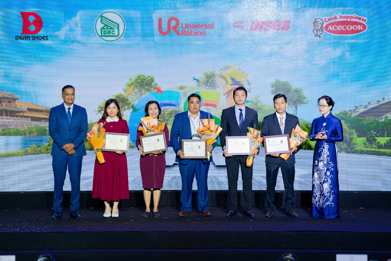 Đại diện Acecook Việt Nam (thứ 2 từ trái qua) nhận giải chuyên đề Top 5 Doanh nghiệp tiên phong thực hiện kinh tế tuần hoàn và cắt giảm phát thải khí nhà kính