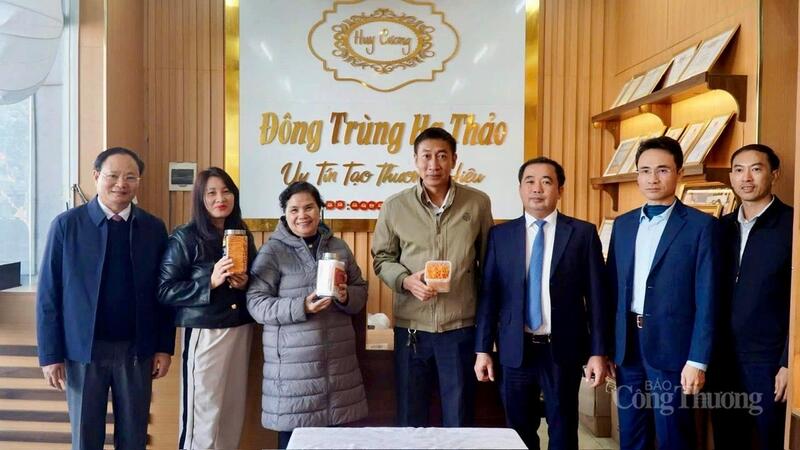 Bộ trưởng Bộ Nông nghiệp và Môi trường Trần Đức Thắng cùng lãnh đạo tỉnh Lai Châu thăm Cơ sở Đông trùng hạ thảo Huy Cương tại tổ dân phố Quyết Tiến 6, phường Đoàn Kết.