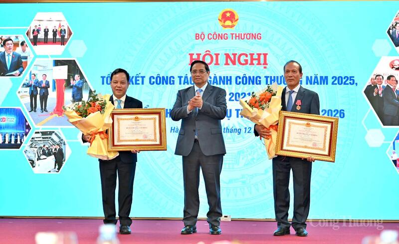 Thủ tướng Phạm Minh Chính trao Huân chương Lao động hạng Ba cho các cá nhân có thành tích xuất sắc tiêu biểu.