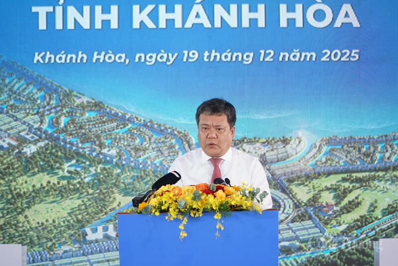 Chủ tịch UBND tỉnh Khánh Hòa Trần Phong phát biểu tại Lễ khởi công Dự án Khu đô thị ven vịnh Cam Ranh. Ảnh: Lê Sơn