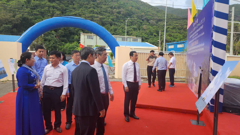 Lãnh đạo EVN giới thiệu Dự án với ông Nguyễn Phước Lộc, Phó Bí thư thành ủy TP. Hồ Chí Minh, Chủ tịch Ủy ban Mặt trận Tổ quốc Việt Nam TP. Hồ Chí Minh. Ảnh: Minh Khuê.