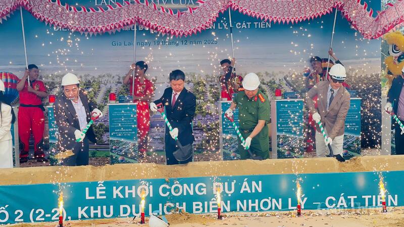 Các đại biểu thực hiện nghi thức khởi công.