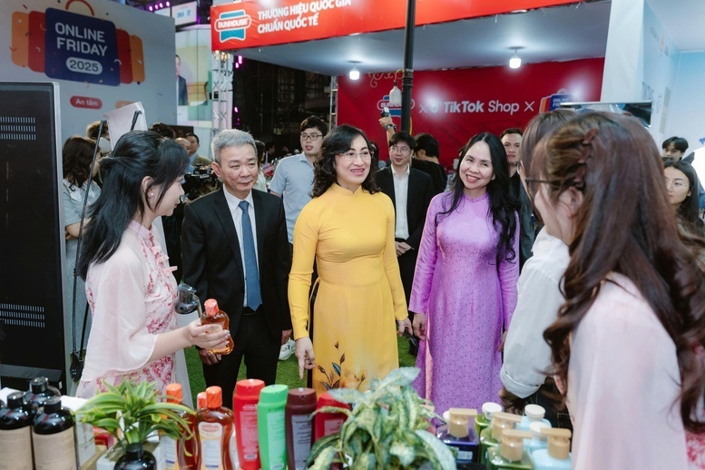 Thứ trưởng Bộ Công Thương Phan Thị Thắng thăm các gian hàng tại Online Friday 2025