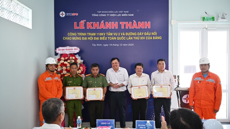 Đại diện lãnh đạo EVNSPC tặng giấy khen các tập thể, cá nhân có đóng góp tích cực trong việc xây dựng công trình. Ảnh: EVNSPC