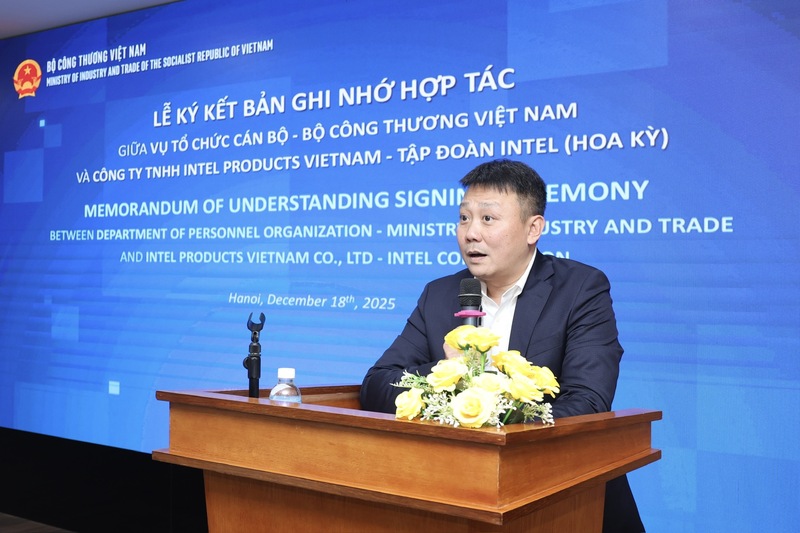 Ông Nguyễn Quang Hồng - Phó vụ Trưởng Vụ tổ chức cán bộ phát biểu tại lễ ký kết.