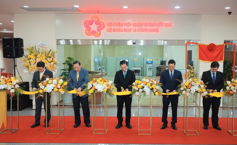 Cắt băng khai trương bộ phận tiếp nhận và trả kết quả của Bộ Khoa học và Công nghệ