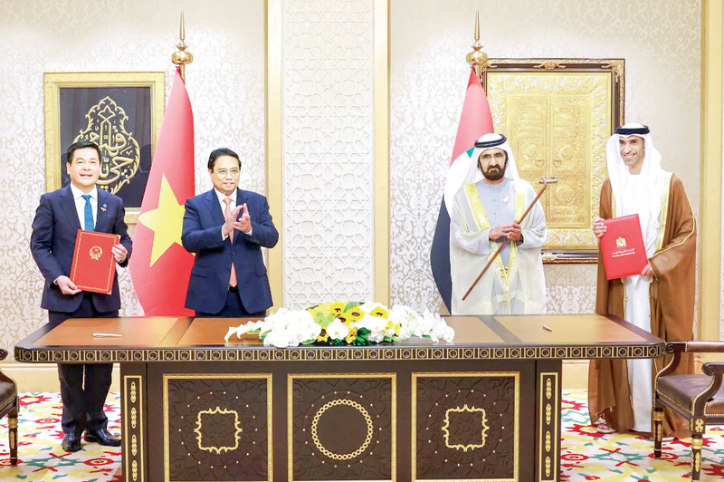 Thủ tướng Chính phủ Phạm Minh Chính và Phó Tổng thống kiêm Thủ tướng UAE Sheikh Mohammed bin Rashid Al Maktoum chứng kiến lễ ký kết Hiệp định CEPA, Hiệp định thương mại tự do đầu tiên của Việt Nam với một nước Ả rập. Ảnh: VGP Nhật Bắc.