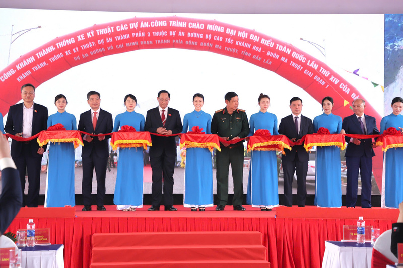 Lãnh đạo Trung ương, lãnh đạo tỉnh Đắk Lắk cắt băng khánh thành, thông xe kỹ thuật 2 dự án đường giao thông tại Đắk Lắk. Ảnh: Vũ Long