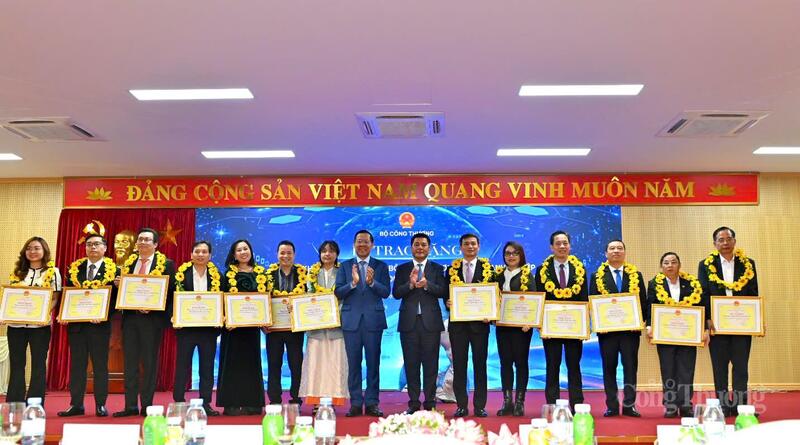 Trao Bằng khen của Bộ trưởng Bộ Công Thương cho doanh nghiệp xuất khẩu uy tín năm 2024 (Ảnh: Nam Nguyễn)