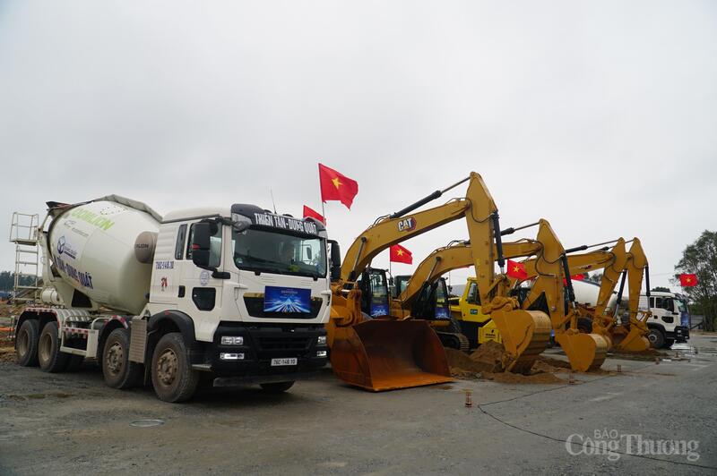 Ngay sau lễ khởi công, các nhà thầu đồng loạt thi công các hạng mục liên quan.