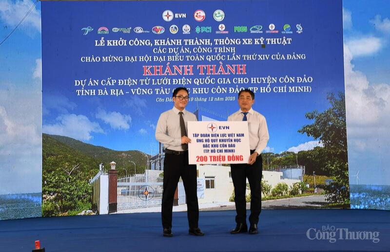 Ông Cao Quang Quỳnh - Thành viên HĐTV EVN trao tặng 200 triệu đồng cho Quỹ khuyến học đặc khu Côn Đảo. Ảnh: TD