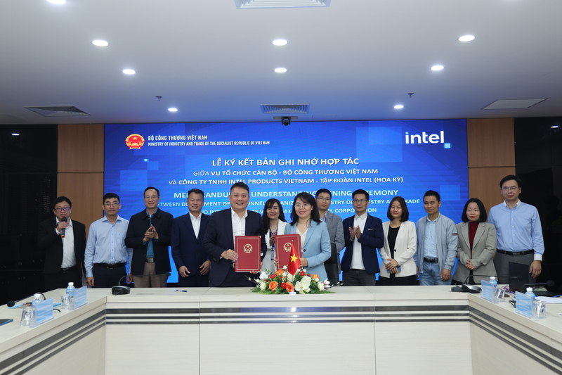 Lễ ký kết biên bản ghi nhớ hợp tác giữa Vụ tổ chức cán bộ và Intel Products Vietnam.