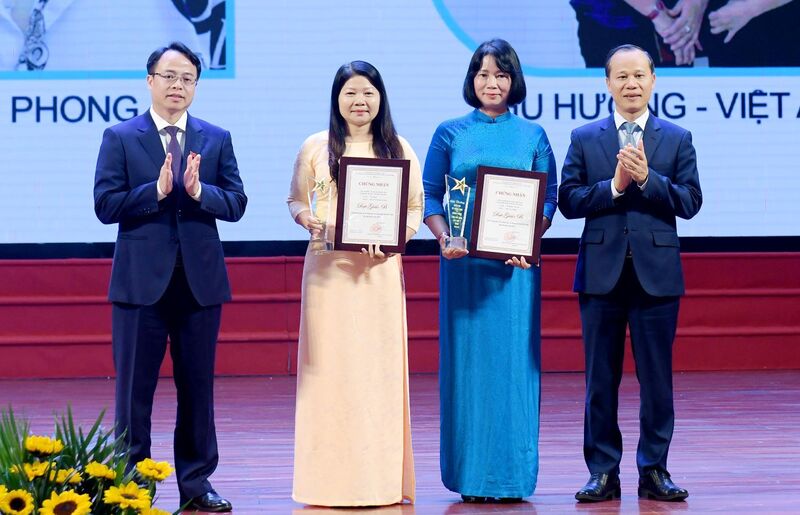 Đại diện nhóm tác giả Báo Công Thương ( áo dài xanh) lên nhận giải B viết về Khoa học Công nghệ tỉnh Bắc Ninh năm 2025. Ảnh: Dương Hoàn