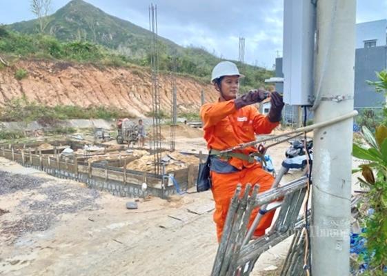 Công ty Điện lực Gia Lai tập trung tối đa nhân lực khẩn trương khôi phục, bảo đảm cấp điện an toàn, kịp thời cho người dân bị ảnh hưởng bởi thiên tai, bão lũ trên địa bàn tỉnh.