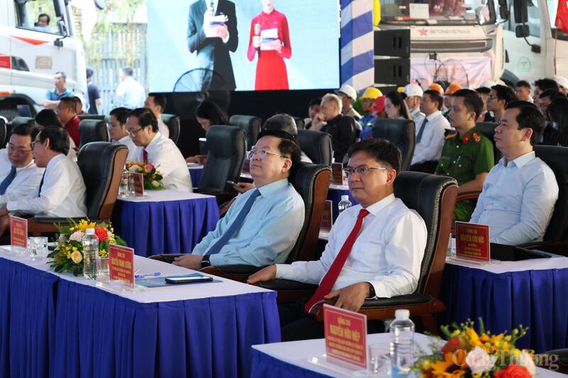 Phó Thủ tướng Chính phủ Mai Văn Chính; Phó Chủ tịch UBND TP. Hồ Chí Minh Nguyễn Mạnh Cường tham dự lễ khởi công.