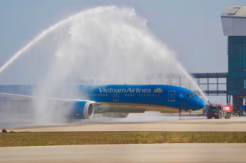 Máy bay Vietnam Airlines vừa hạ cánh xuống sân bay Long Thành. Ảnh: Vietnam Airlines