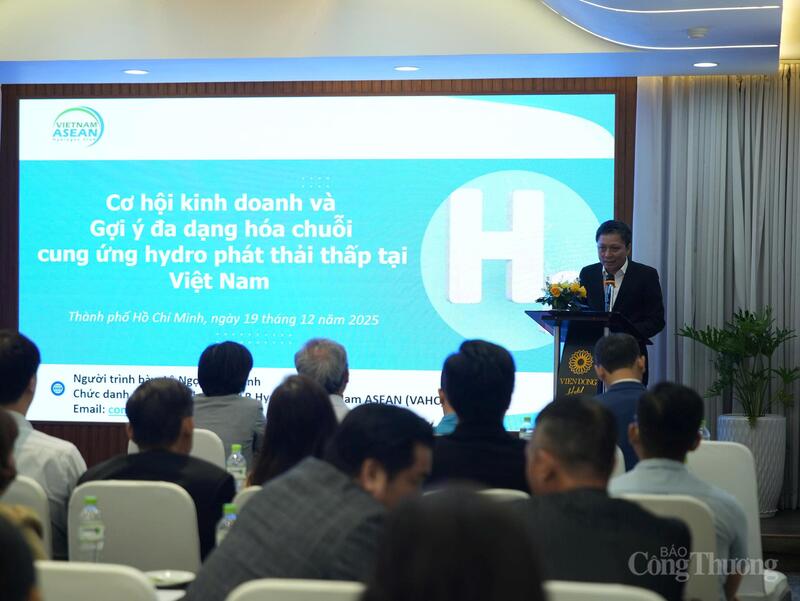 Ông Lê Ngọc Ánh Minh, Chủ tịch CLB Hydrogen Việt Nam ASEAN trình bày tham luận về "Cơ hội kinh doanh và gợi ý đa dạng hóa chuỗi cung ứng hydo phát thải thấp tại Việt Nam".