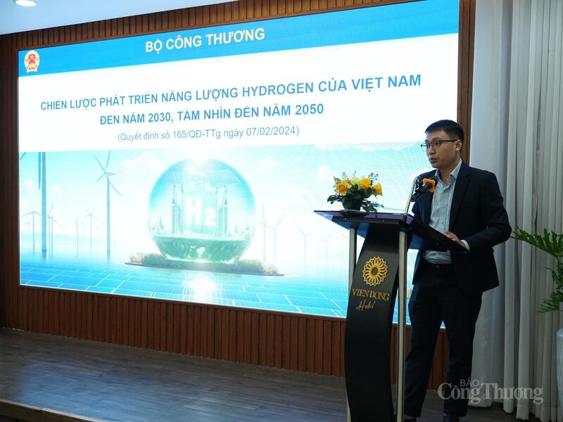 Ông Nguyễn Ngọc Hiếu - Chuyên viên Vụ Dầu khí và Than trình bày về "Chiến lược phát triển năng lượng hydrogen của Việt Nam đến năm 2030, tầm nhìn đến năm 2050.