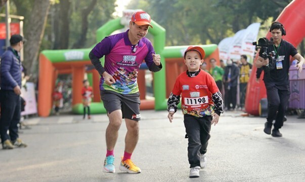 Khởi động kỹ và mặc trang phục phù hợp giúp trẻ hạn chế chấn thương khi vận động trong thời tiết lạnh.