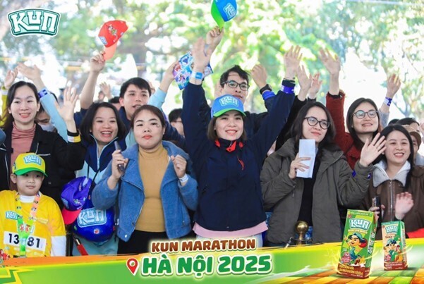 Phụ huynh nên đồng hành và theo dõi sát khi trẻ chạy bộ để đảm bảo an toàn.