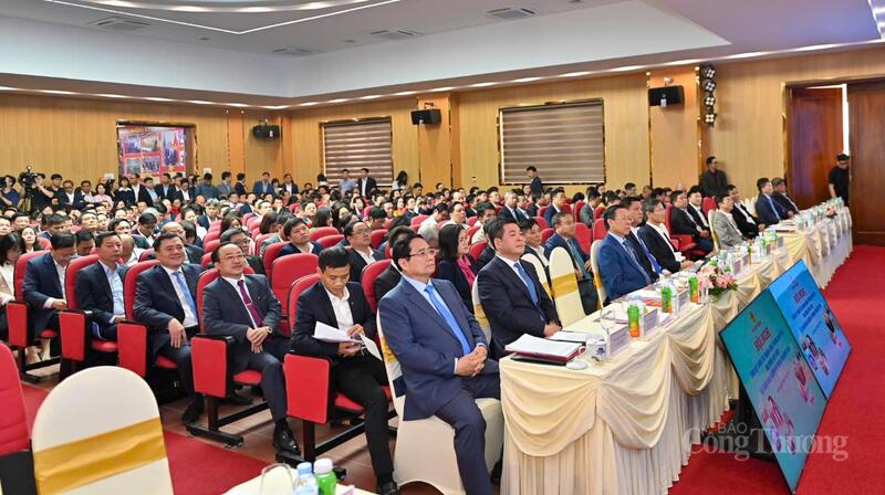 Thủ tướng Phạm Minh Chính và Bộ trưởng Nguyễn Hồng Diên cùng các đại biểu tham dự hội nghị.