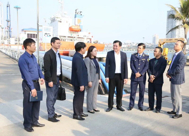 Thứ trưởng Nguyễn Sinh Nhật Tân kiểm tra công tác đảm bảo nguồn cung xăng dầu phục vụ Tết nguyên đán Ất Tỵ 2025 tại công ty Xăng dầu B12 ở tỉnh Quảng Ninh