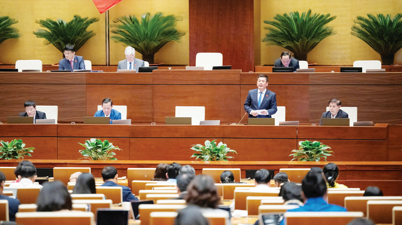 Thừa ủy quyền của Chính phủ, Bộ trưởng Bộ Công Thương Nguyễn Hồng Diên trình bày báo cáo tóm tắt tiếp thu, chỉnh lý dự thảo Nghị quyết về các cơ chế, chính sách phát triển năng lượng quốc gia giai đoạn 2026 - 2030