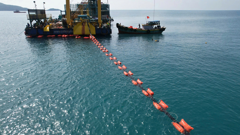 Thi công kéo dải cáp ngầm cấp điện từ điện lưới quốc gia ra Côn Đảo. Ảnh: EVN