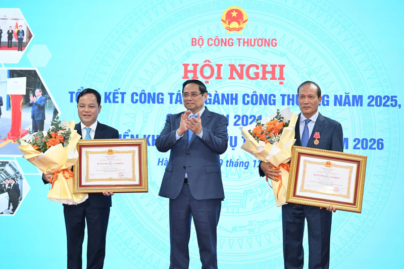 Thay mặt lãnh đạo Đảng, Nhà nước, Thủ tướng trao Huân chương Lao động hạng Nhất cho ông Cao Quốc Hưng, nguyên Thứ trưởng Bộ Công Thương; Huân chương Lao động hạng Ba cho ông Khiếu Ngọc Sáng, Chánh Văn phòng Bộ Công Thương.