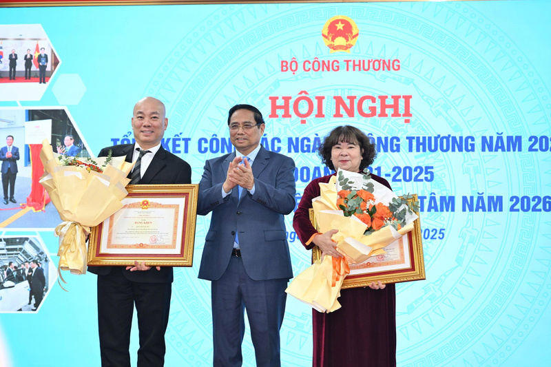 Thủ tướng tặng Bằng khen của Thủ tướng Chính phủ cho Cục Xúc tiến thương mại, Bộ Công Thương; bà Đặng Thị Ngọc Thu - Tổng Biên tập Tạp chí Công Thương đã có thành tích xuất sắc trong các hoạt động Kỷ niệm 80 năm Cách mạng tháng Tám thành công.