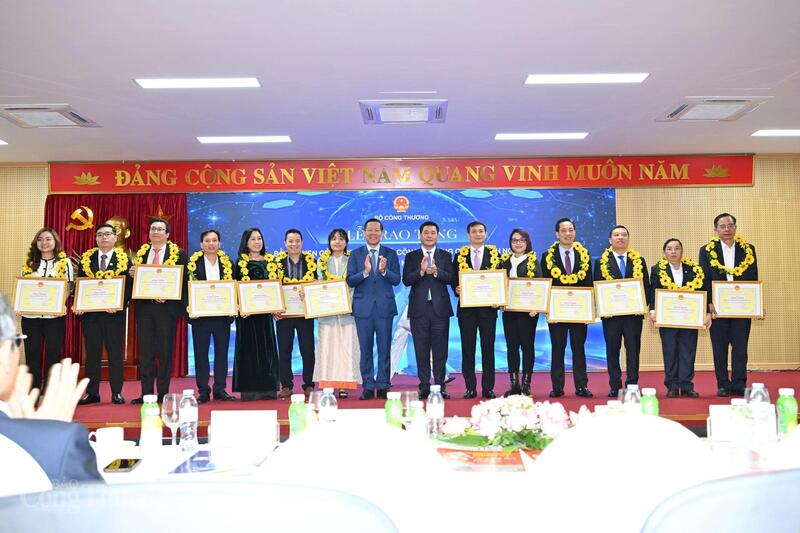 Trao Bằng khen của Bộ trưởng Bộ Công Thương cho doanh nghiệp xuất khẩu uy tín năm 2024.