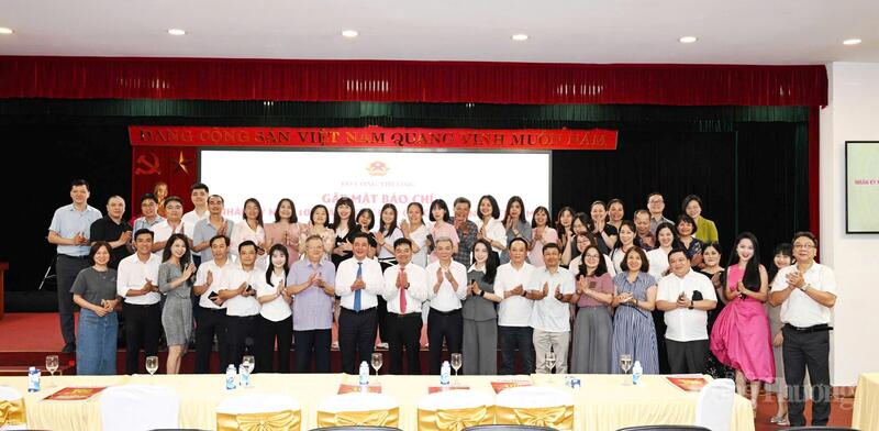 Bộ trưởng Bộ Công Thương Nguyễn Hồng Diên gặp mặt những người làm báo ngành Công Thương dịp 21/6/2025