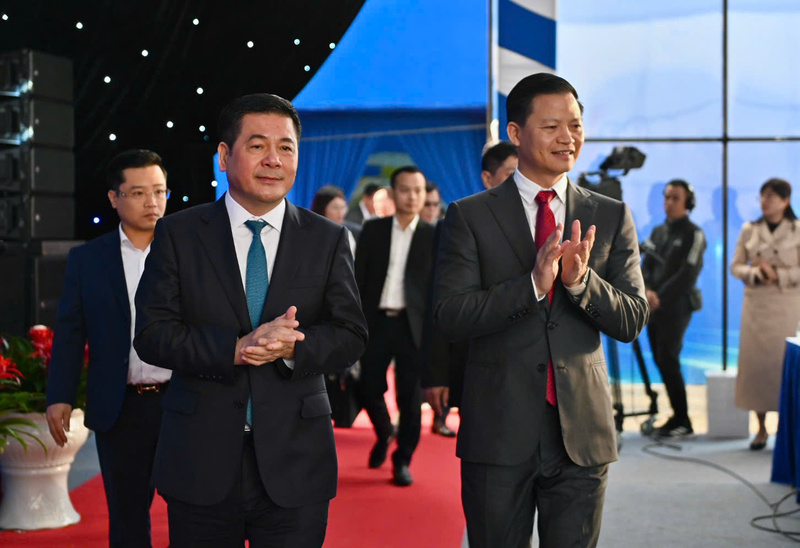 Bộ trưởng Bộ Công Thương Nguyễn Hồng Diên cùng lãnh đạo UBND tỉnh Thái Nguyên tham dự buổi lễ