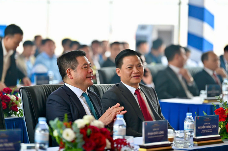 Bộ trưởng Nguyễn Hồng Diên (bên trái) tham dự buổi lễ