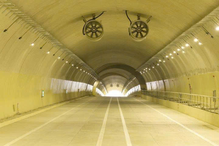 Trên tuyến có ba hầm xuyên núi với tổng chiều dài 4.500 m. Trong đó, hầm Bình Đê có chiều dài 3.200 m là hầm cao tốc lớn nhất được xây mới trên toàn tuyến cao tốc Bắc - Nam, cùng 77 cầu vượt, 6 nút giao liên thông, 729 cống và 85 hầm chui dân sinh. Ảnh: Nguyễn Dương