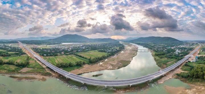 Công trình là mảnh ghép quan trọng trên tuyến đường cao tốc nối liền Bắc - Nam từ Lạng Sơn đến Cà Mau, đóng góp vào mục tiêu hình thành 3.000 km đường cao tốc trên cả nước. Ảnh: Nguyễn Dương