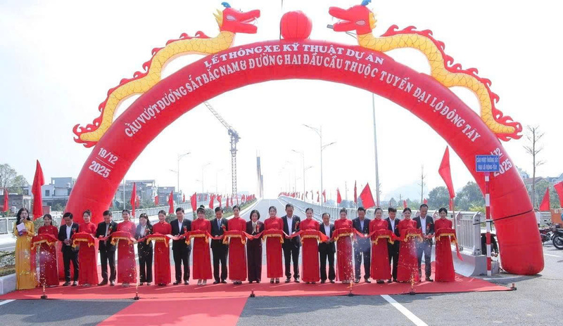 Các đại biểu thực hiện nghi thức thông xe kỹ thuật dự án Cầu vượt đường sắt Bắc - Nam. Ảnh: Minh Hiếu.