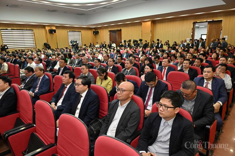 Các đại biểu tham dự hội nghị, thống nhất với báo cáo chính trị của Bộ Công Thương, đánh giá cao những kết quả toàn diện mà ngành Công Thương đạt được trong năm 2025, giai đoạn 2021 - 2025.