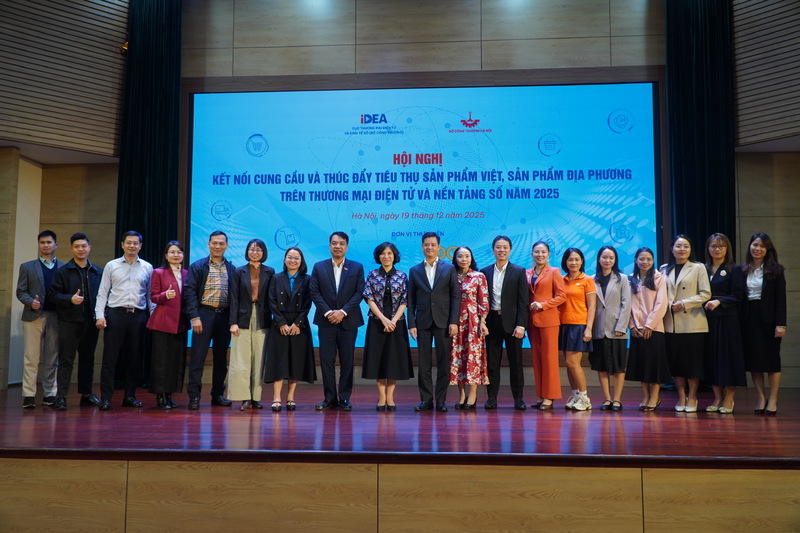 Các đại biểu chụp ảnh chung tại hội nghị.